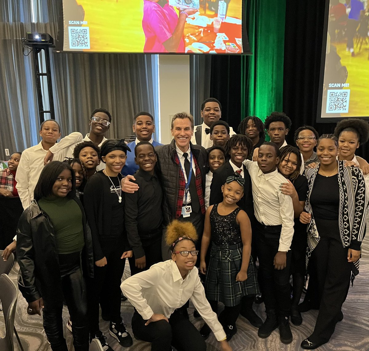 4geeman's tweet photo. Love everything about the @OTSC. Terrific #GivingBack generosity at the annual Holiday luncheon! Leadership shout-outs to Team @LeoBurnett with a hat tip to Kate Jeffers. Let’s all keep building Moments of Joy for young people here in @chicago “One Brick At A Time.” #HopeHasAHome https://t.co/qaN92tlG1f