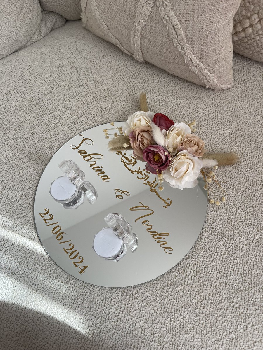 Fsrty___'s tweet photo. As salaam aleykoum, 

Ma sœur s’est lancée dans les cadeaux invités, personnalisation, papeterie.. Son travail est remarquable 🥹. Je vous partage quelques images de son travail.

Pouvez-vous partager s’ils vous plait baraak الله u fik 🙏🏾❤️. https://t.co/xgQzuj83TU