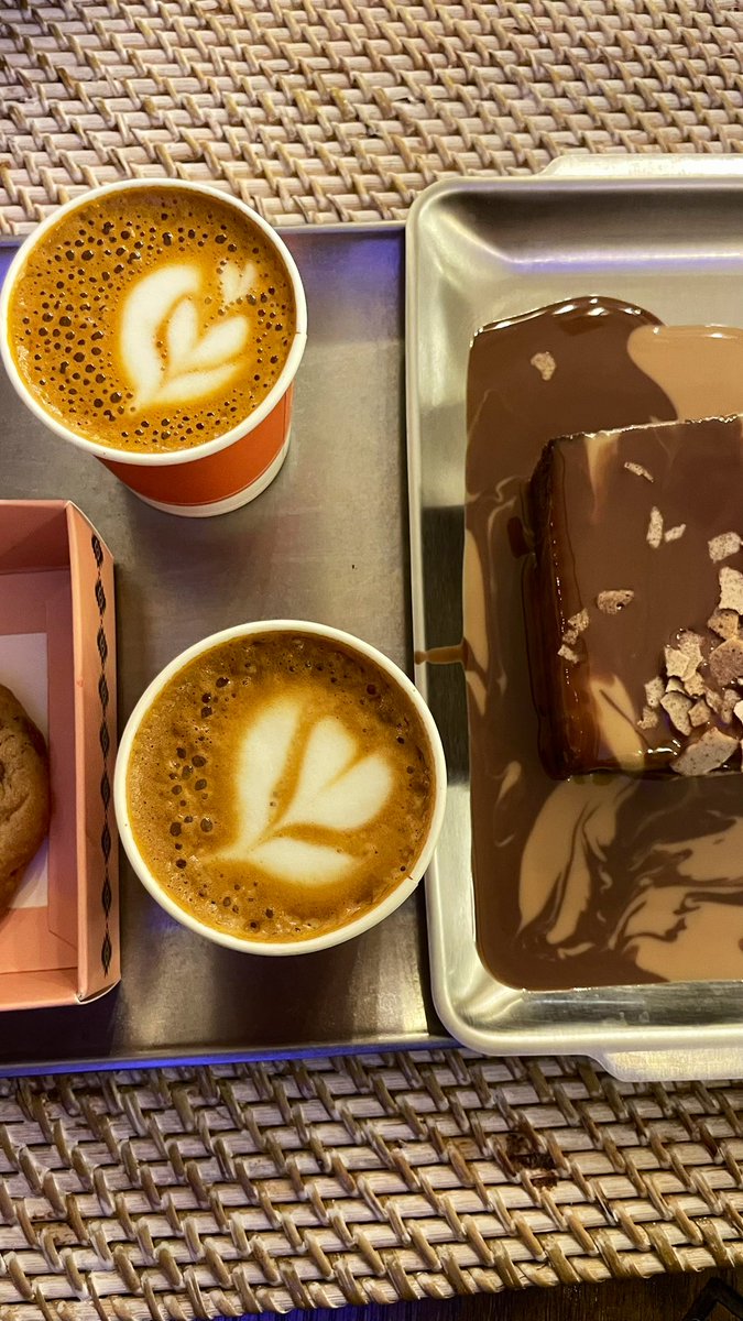 مع الاسف ماتوفقنا في الكوفي بس الديكور يشفع