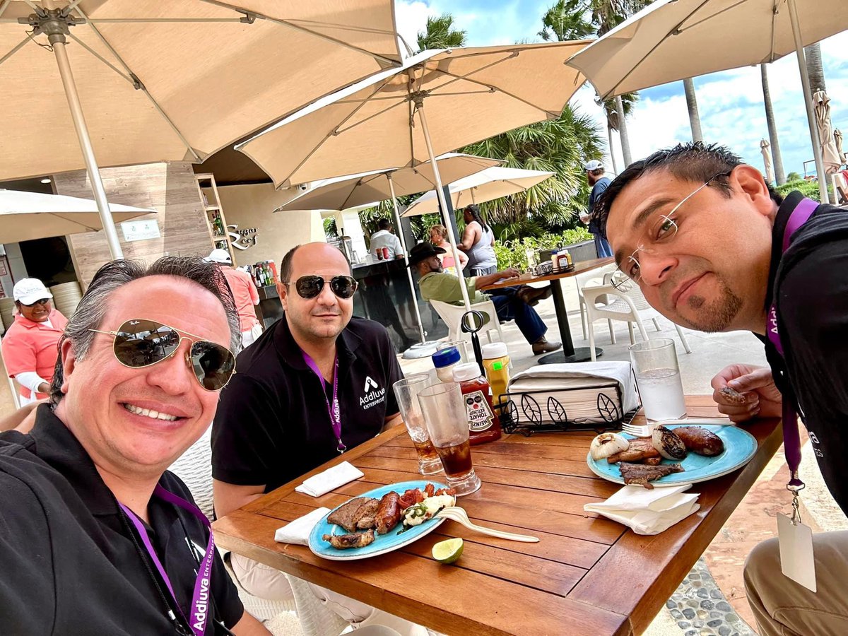 Rafa_Narro's tweet photo. #FelizJueves Comiendo con #amigos #Finanzas y nuestro #Director en #Egipto #convención #anual #sol #arena y #mar #Cancún 

#Rafa #Balcázar #Narro #Tlalnepantla #EdoMéx #Distrito19 #Dtto19 #Addiuva #voccare #ikatech #México 🇲🇽 #Guatemala 🇬🇹 #Colombia 🇨🇴 #Argentina 🇦🇷 #CostaRica 🇨🇷 https://t.co/H5aWlqg7CQ