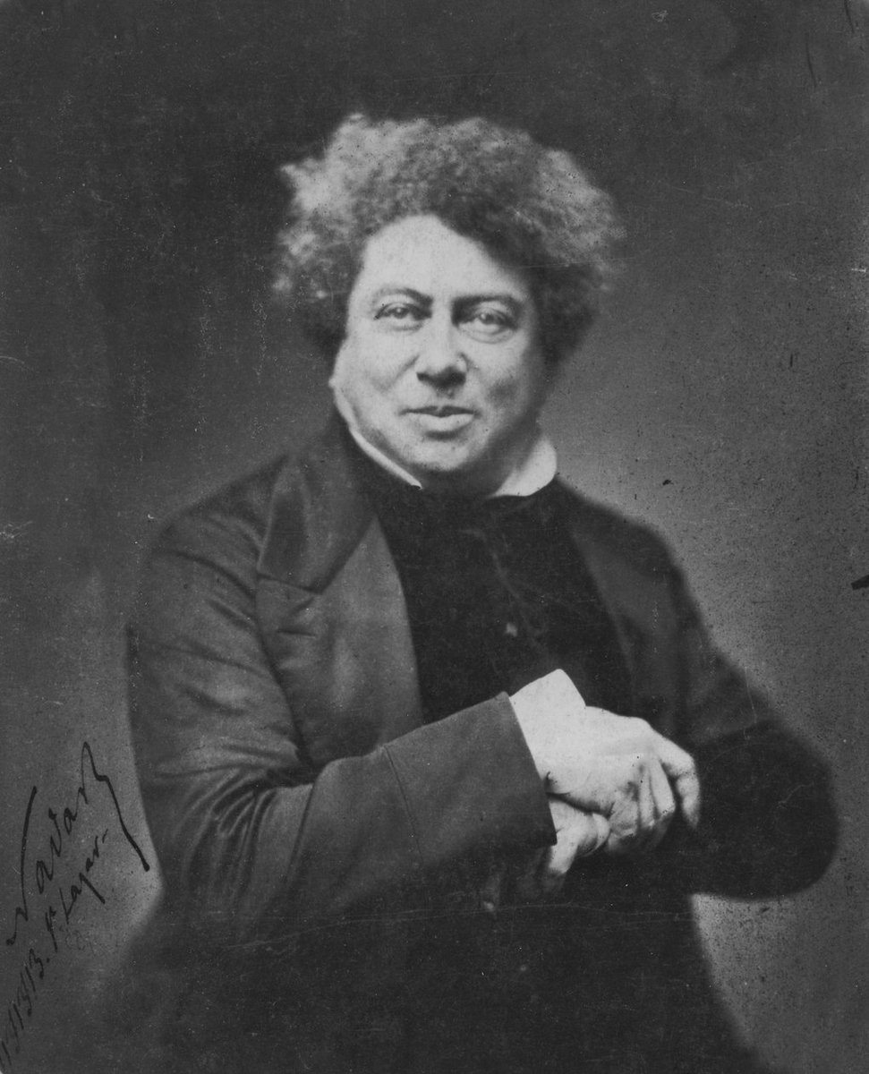 literlandweb1's tweet photo. El 5 de diciembre de 1870 falleció Alejandro Dumas, uno de los grandes artífices de la época fundacional de la novela durante el siglo XIX. Hijo de un general bonapartista - nacido de una esclava haitiana y que llegó a convertirse en el primer general mulato de Europa - Dumas admiró muchas de las vivencias de su padre, que posteriormente volcó en sus novelas. Su maestría con la espada está presente en "Los tres mosqueteros", así como su encierro en un presidio en Nápoles inspiró a su hijo la historia de Edmundo Dantés en "El conde de Montecristo". 
Alejandro Dumas fue uno de los autores más prolíficos y populares de su época. Su hijo - también llamado Alejandro Dumas- le sucedió en el éxito literario y fue autor de numerosas novelas, entre ellas "La dama de las camelias", que luego Verdi adaptó como ópera en "La traviata".