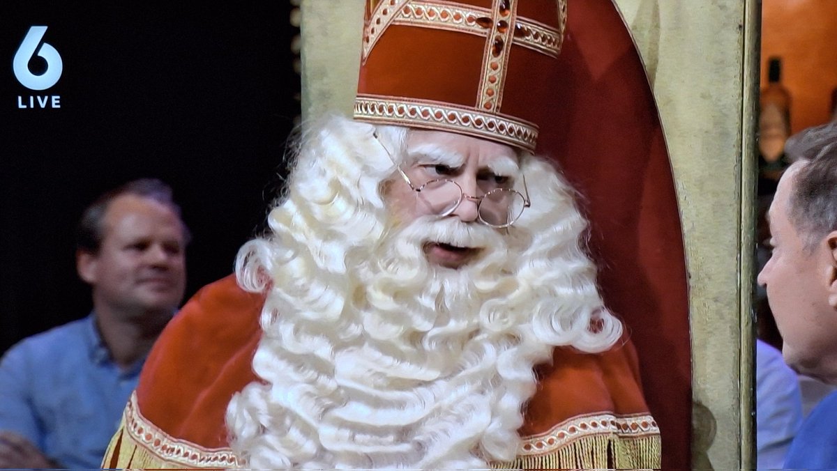 Martin_Vye's tweet photo. Graag nog minimaal 10 jaar doorgaan. 🤣🤣 #sinterklaas #directeurtje #vandaaginside https://t.co/s5Qjynn4B3