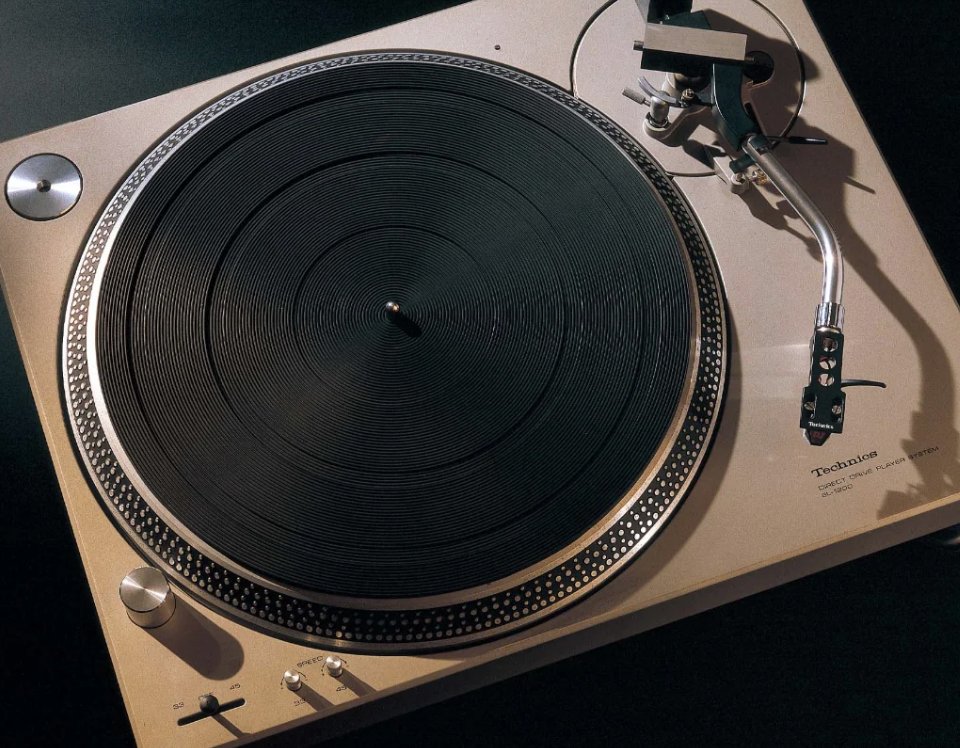 🎶✨ Throwback Thursday ✨🎶
Shoutout to the iconic Technics SL-1200—the turntable that started it all! Drop a ❤️ if this legend has a special place in your DJ journey.
#TBT #ThrowbackThursday #Technics1200 #VinylForever #DJLife #PlatinumRecords
