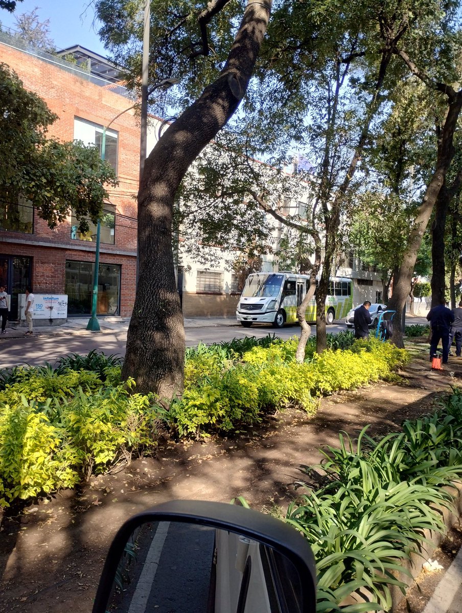 SSiga20's tweet photo. @OVIALCDMX sobre la calle de Miguel de Cervantes y Saavedra ya hacen base estos choferes y nada más hacen mucho tráfico de lago victoria a lago bangueolo en la colonia Granada alcaldía Miguel Hidalgo ayuda a los oficiales de tránsito https://t.co/g3LIEsB3UB