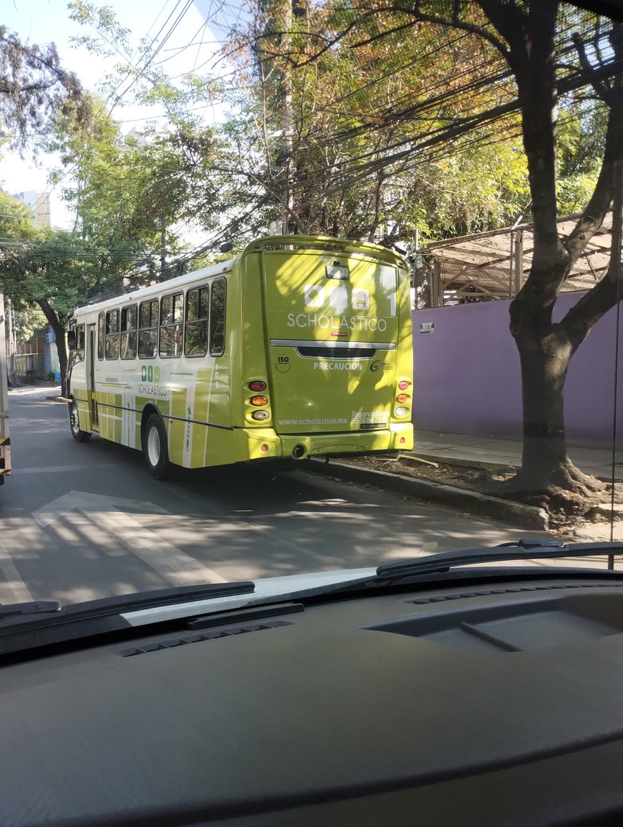 SSiga20's tweet photo. @OVIALCDMX sobre la calle de Miguel de Cervantes y Saavedra ya hacen base estos choferes y nada más hacen mucho tráfico de lago victoria a lago bangueolo en la colonia Granada alcaldía Miguel Hidalgo ayuda a los oficiales de tránsito https://t.co/g3LIEsB3UB