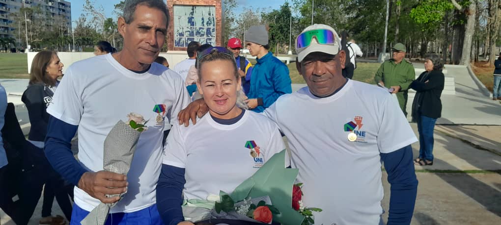 Medalla Ñico López para:
✨ Akdelay Ledoux Francia, 
✨ Miguel Ángel Herrera Caballero 
✨ Aliuska Lores Ramírez 
Medalla al Valor, además, a nuestra liniera. 
¡Muchas Felicidades!
#ElectricosVillaclareños
#JuntosPorVillaClara