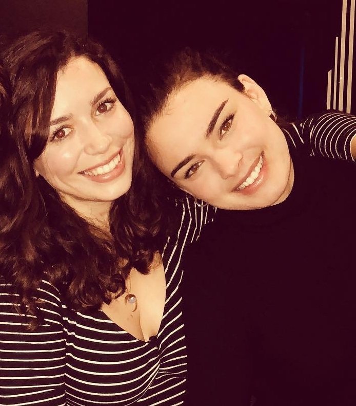 HassLuimelia's tweet photo. Amigas de vida! 🥰
Profesión: actrices ❤️
Destino: interpretar a lesbianas de época y sufrir demasiado por amar a otra mujer. 💔😭

#Luimelia #Mafin
#AmeliaLedesma #FinaValero
#CarolRovira #AlbaBrunet https://t.co/VEIXpmiLBI