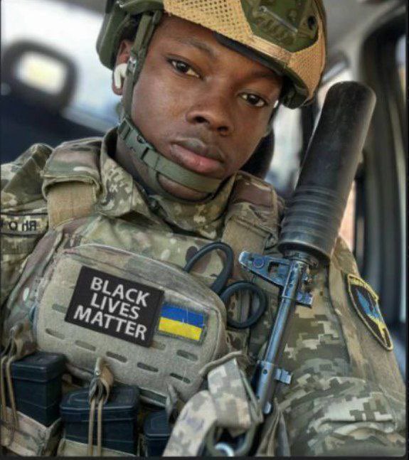 DOGDEGA's tweet photo. 🇺🇸🇺🇦 Un afroamericano  dispuesto a dar su vida por defender nazis y fanáticos del Ku Klux Klan,el intenso adoctrinamiento de décadas en EEUU finalmente está dando sus frutos. https://t.co/NqVhRjTJwD