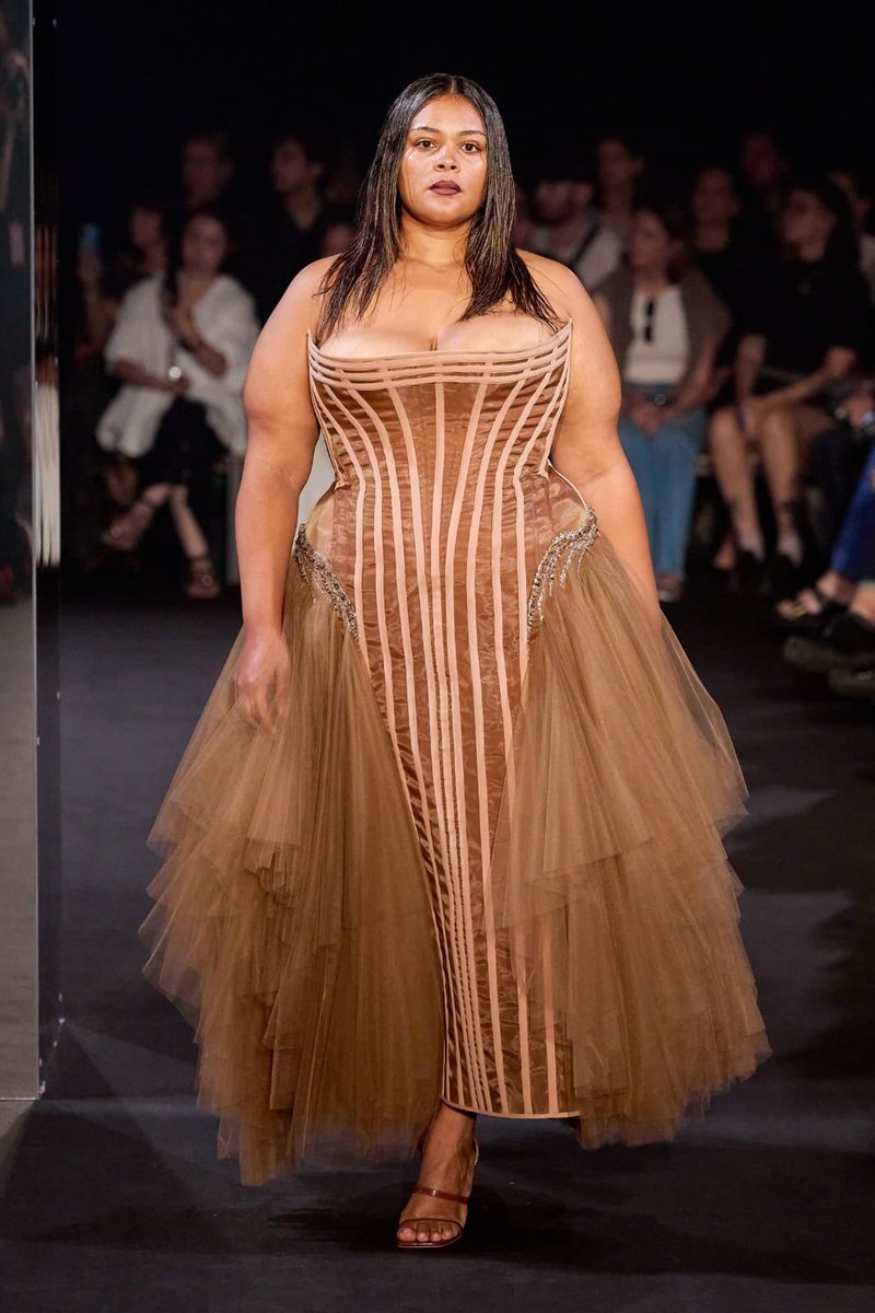 YouAreMyBezoar's tweet photo. Tenemos el color del 2025 segun PANTONE. Mocha Mousse es un marrón que nos remite a la necesidad de confort y a su vez "se trata de replantear las experiencias, comprender la importancia de los pequeños placeres y vivir el momento." https://t.co/bkPdhxeXaX