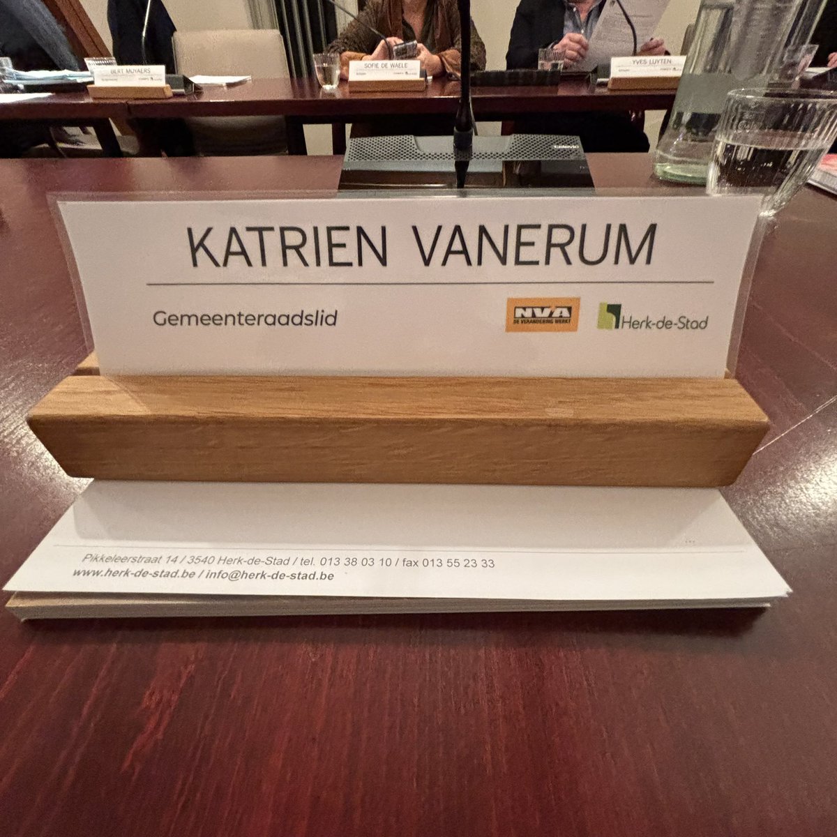 VanerumKatrien's tweet photo. Bon, operatie vandaag of niet, ook voor mij ging de kop eraf vanavond.
Ik mocht de eed afleggen als gemeenteraadslid.
“Ik zweer de verplichtingen van mijn mandaat trouw na te komen.”
#HerkdeStad #nva #mandataris #gemeenteraad https://t.co/RmIxKmgVWc
