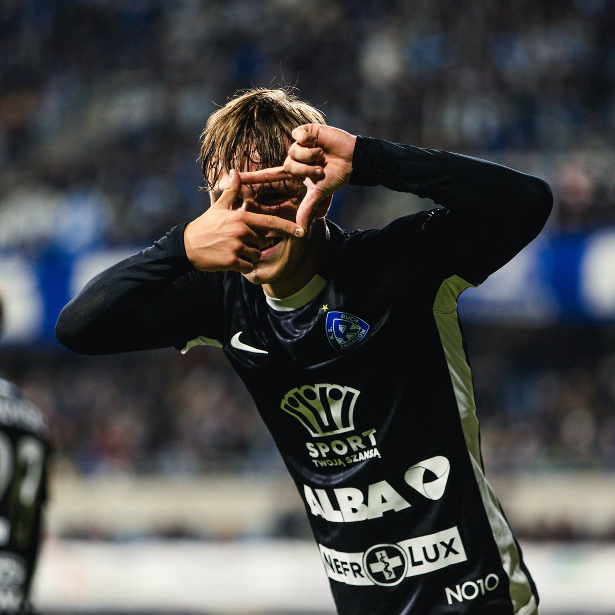 _bmg_sport's tweet photo. 💥 Bartek Barański, czyli „rzut oka” na ostatnie tygodnie 📸💪
🔹6 ostatnich meczów w 1 Lidze 👉 4 gole
🔹2 mecze w PP 👉 1 gol
⭐️ 2x w Jedenastce kolejki 1.Ligi oraz tytuł Młodzieżowca Kolejki ✅
#BMGSPORT #QUALITY #1liga #Baranski #BMG https://t.co/Rvg6syrG2t