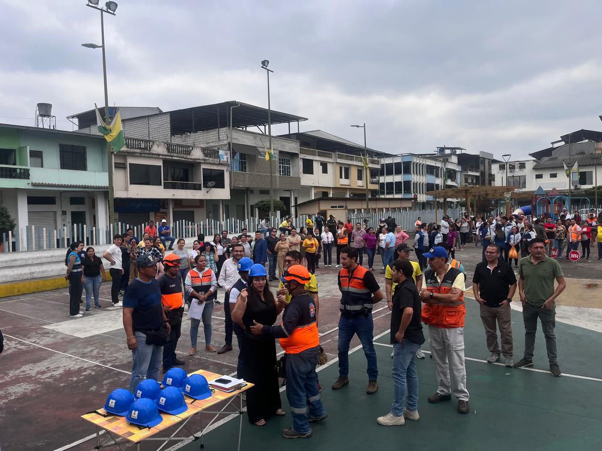 Riesgos_Ec's tweet photo. #Cañar📍

Socializamos al personal de @LATRONCALGAD, con el apoyo de los Voluntarios de Protección @CivilEcuador, medidas de autoprotección  con el vehículo simulador de sismos, fortaleciendo así las capacidades de respuesta en la población.

#UniendoEsfuerzos https://t.co/8u1wXMKfXH