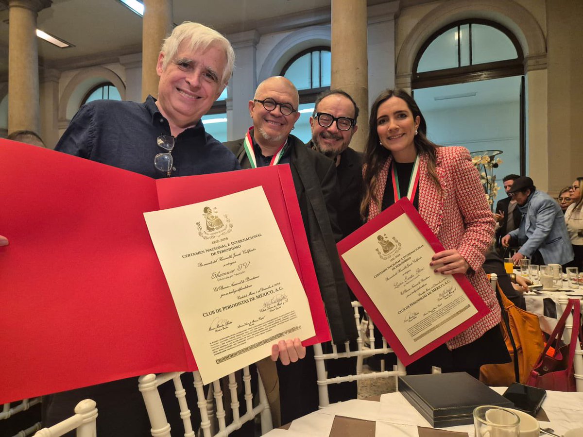 Aquí celebrando con @fisgonmonero @luigicantu y nuestro director José Luis  Aguilera. #premioclubdeperiodistas