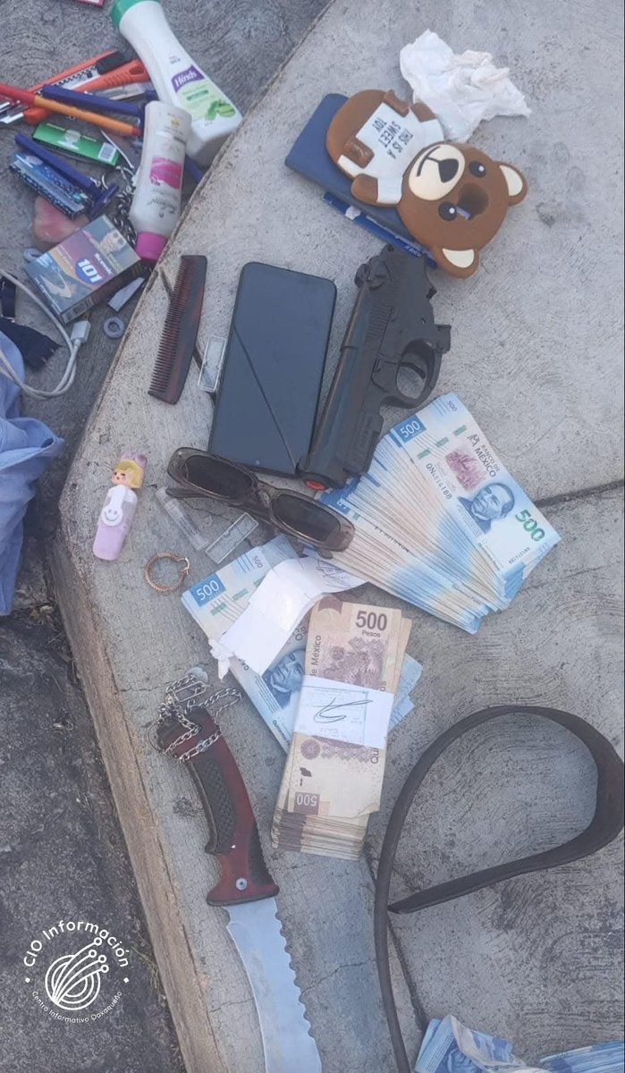 sofyvaldivia's tweet photo. Ⓜ️📺 Dinero, pistola, navaja, entre otros artículos llevaba el hombre que murió en la agencia Dolores de la ciudad de Oaxaca. 
Este jueves fue abatido por elementos de la @PABIC_GobOax quienes lo iban a detener por denuncia de vecinos. 
Desde la tarde del miércoles lo vieron merodeando la zona y armado.