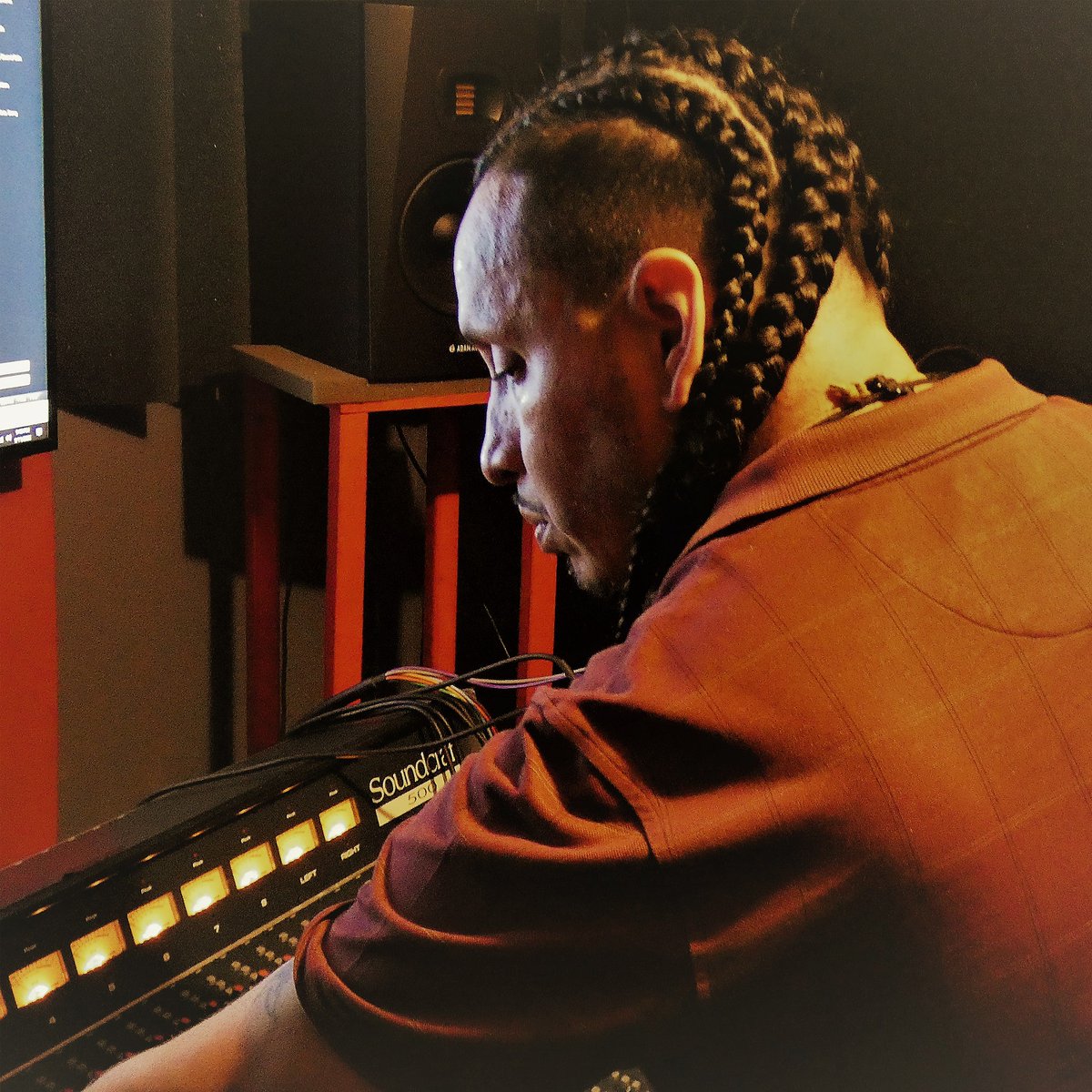 THEREALESMITTY's tweet image. Who is E. Smitty?
E. Smitty, is an American record producer, audio engineer, and songwriter known for his work in the hip-hop genre. Here are some key points about him:

Career Beginnings: E. Smitty began his career producing albums for independent artists. His early work…