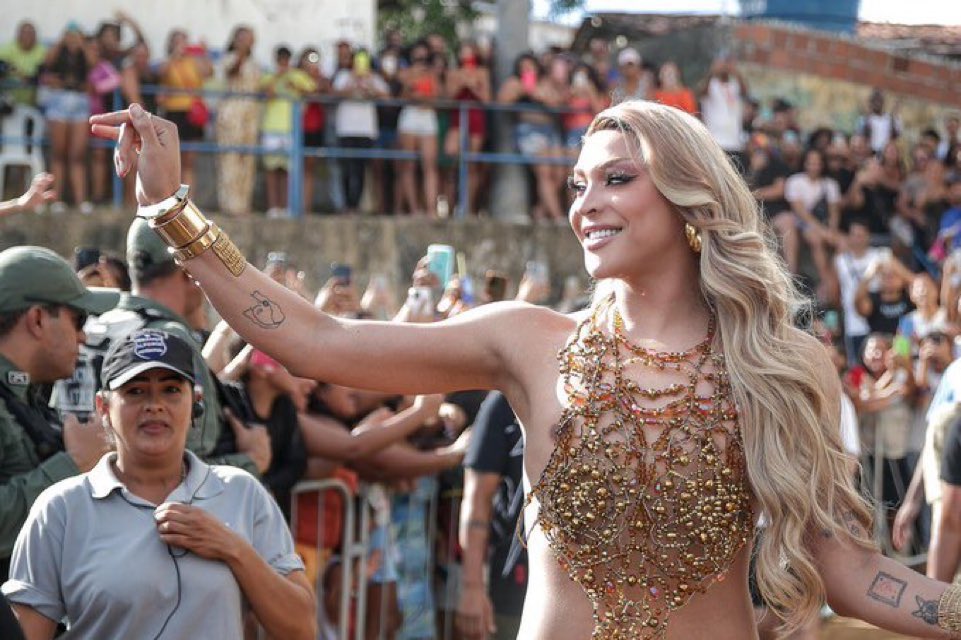 anittapov's tweet photo. NINGUÉM tira a relevância de pabllo vittar, é tão icônico um gay de peruca arrastando multidões por onde passa. A MAIOR drag queen do mundo! https://t.co/JtwbnZrg7T