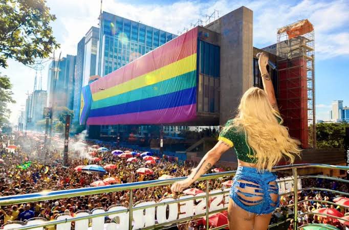 anittapov's tweet photo. NINGUÉM tira a relevância de pabllo vittar, é tão icônico um gay de peruca arrastando multidões por onde passa. A MAIOR drag queen do mundo! https://t.co/JtwbnZrg7T