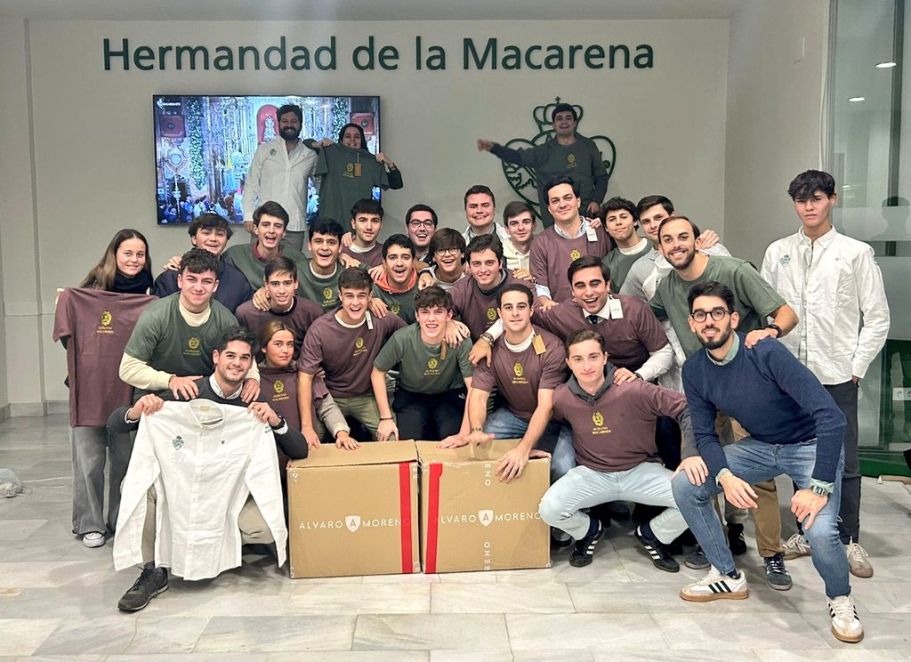 Hdad_Macarena's tweet photo. Gracias a la firma @AlvaroMoreno_ por la generosa donación de camisas y camisetas que nuestros acólitos vestirán interiormente en la procesión de la Virgen de la Esperanza el próximo día 8 de diciembre. 

Que el Señor y la Virgen premien la generosidad de esta empresa sevillana. https://t.co/c9LtA8Yvrk