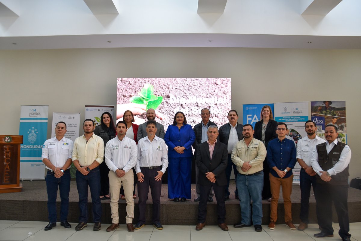 BiovIntCIAT_esp's tweet photo. Juntos, reafirmamos nuestro compromiso de impulsar la gestión sostenible del suelo para alcanzar la seguridad alimentaria y los ODS. Durante la jornada, lanzamos la Alianza Hondureña por el Suelo (AHS y compartimos avances de PROSUELOS, SoilFER y #SuelosdeHonduras.🤝 https://t.co/LLw7ydsEEZ