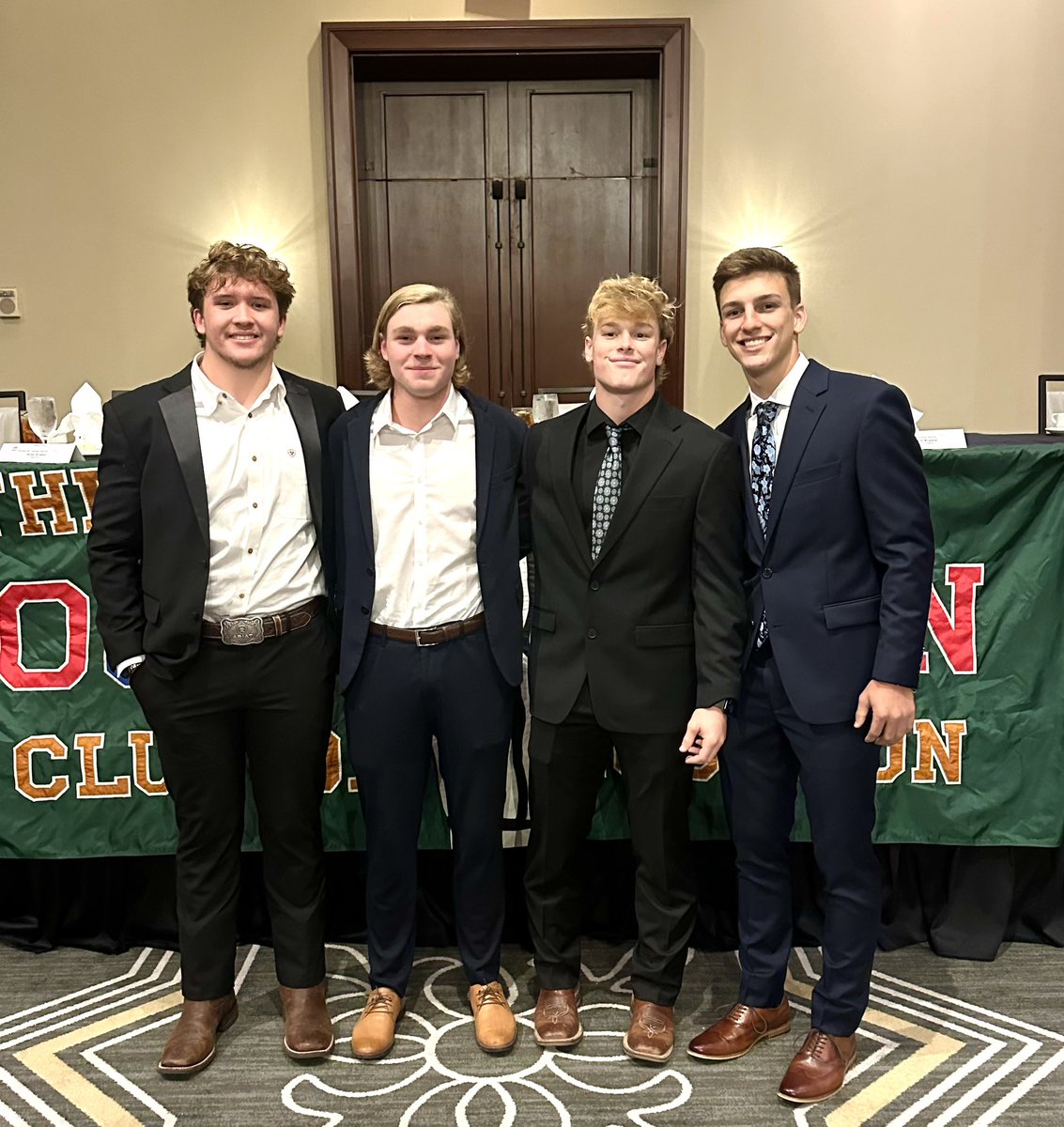 TannerHuckfelt's tweet photo. Thank you @HoustonTDClub for honoring me as a finalist for All Greater Houston Private School Offensive Player of the Year. I’m proud to be recognized alongside my teammates and some of the best football players in our area and the country! @clhstxathletics @WillieAmendola @Coach_EA31 @Sauce__JB3 @TXPSMedia @TXPrivateFBGuy @Gavinfitz54 @Mase11234 @coach_willis_ @vypehouston @MatthewOgle777