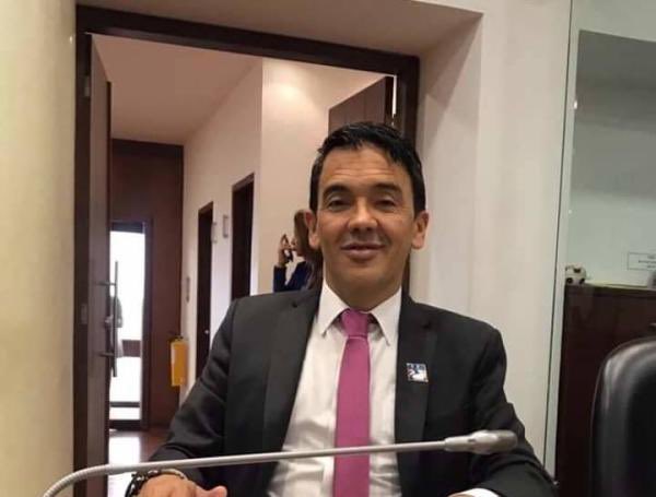 SGTOCHALA's tweet photo. ¿Qué hacía Julián Forero, asesor jurídico del Senador del Centro Democrático José Vicente Carreño, @joseVcarreno101, ofreciéndole un soborno de 3.500 millones de pesos al subdirector de la @PoliciaColombia? ¿A quién o a quiénes les estaba haciendo el mandado? https://t.co/bxrLtPL1tA