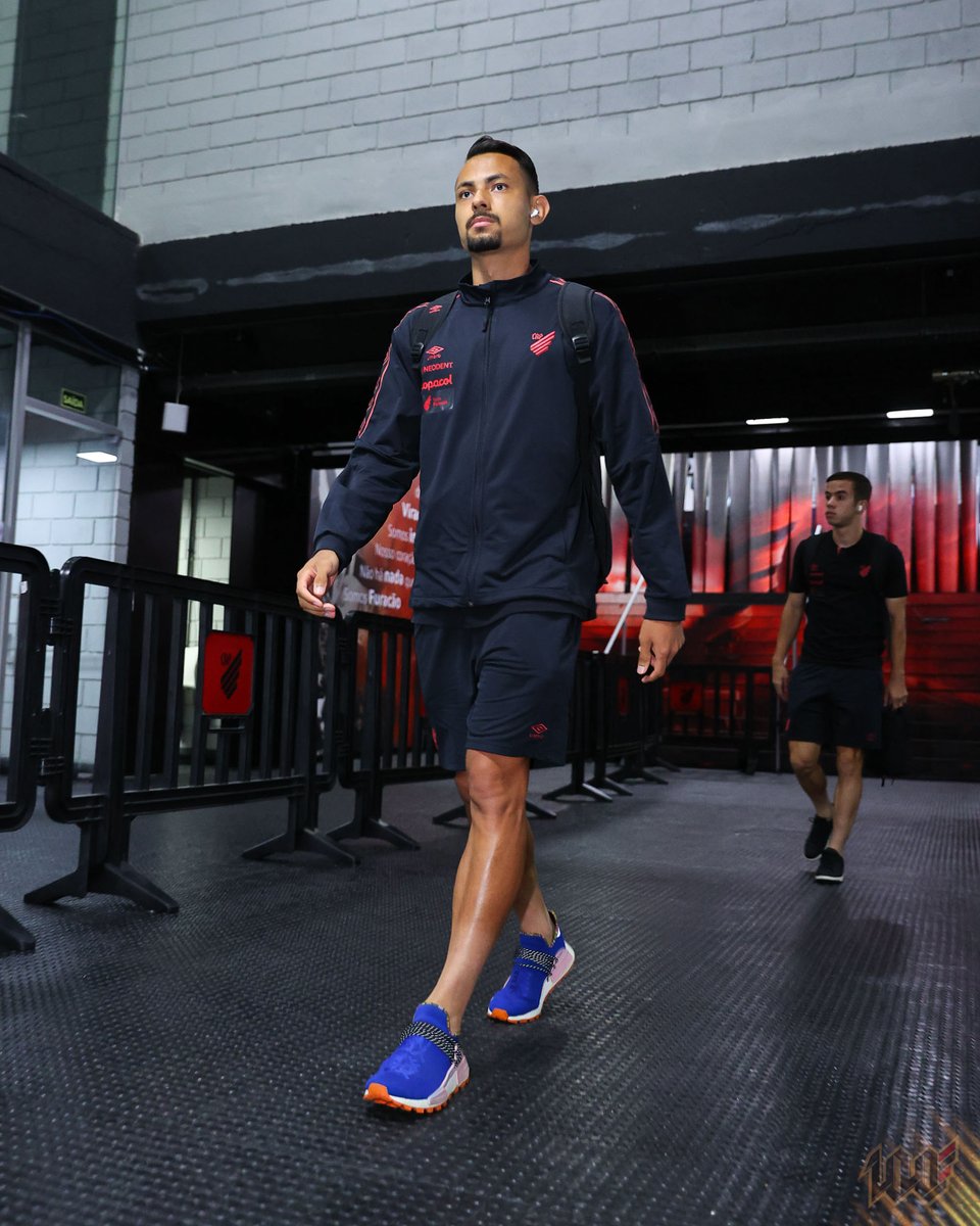 AthleticoPR's tweet image. Chegamos! 📍🔴⚫️ 

📸 José Tramontin/athletico.com.br 
#PactoRubroNegro #ModoCaldeirão