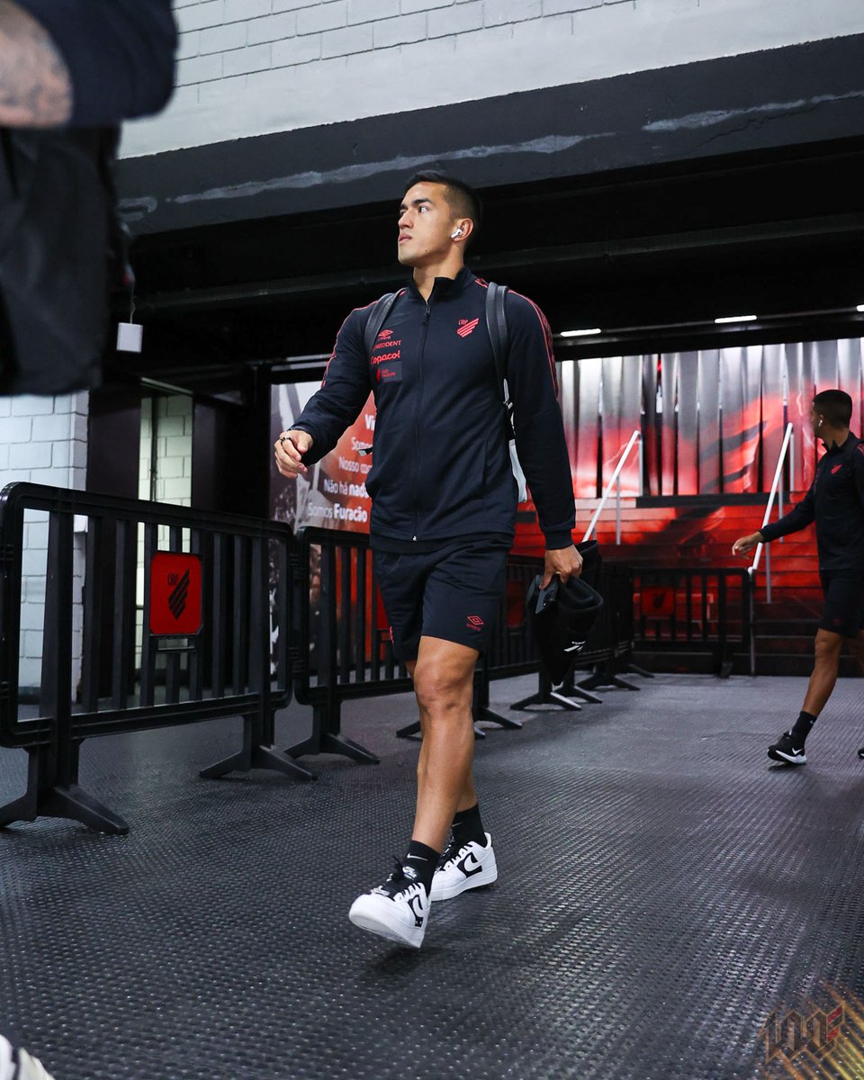 AthleticoPR's tweet image. Chegamos! 📍🔴⚫️ 

📸 José Tramontin/athletico.com.br 
#PactoRubroNegro #ModoCaldeirão