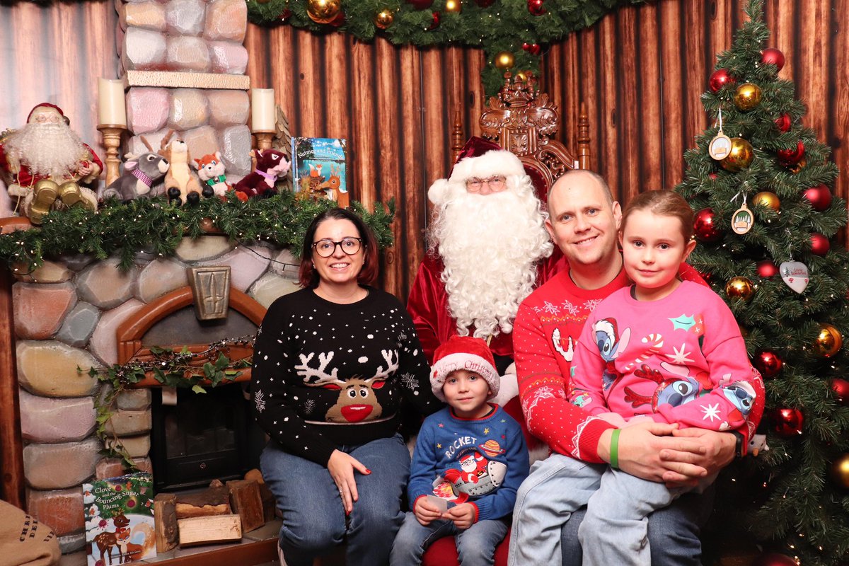 Amazing! Magical! #SantasWorkshop <a href="/CenterParcsUK/">Total10</a> #Woburn 100% worth the school fine!! 🤪 #mycp