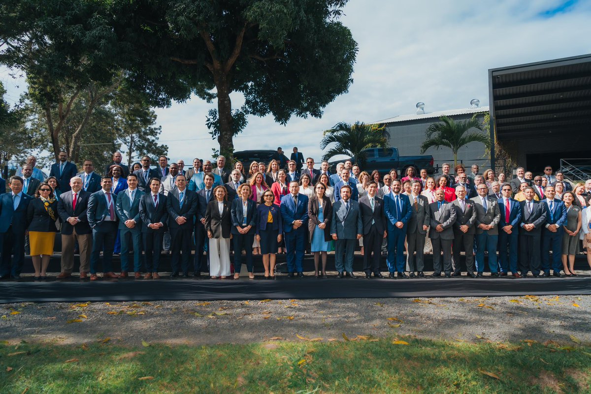 ¡Gracias, El Salvador! 

Agradecemos al <a href="/Gobierno_SV/">Gobierno de El Salvador 🇸🇻</a> y al Presidente <a href="/nayibbukele/">Nayib Bukele</a> por ser extraordinarios anfitriones de la Reunión Ministerial del Sector Postal, que reunió a más de 100 delegados de 110 países y territorios miembros de la <a href="/Union_UPAEP/">Unión Postal de las Américas, España y Portugal</a> y <a href="/UPU_UN/">Universal Postal Union</a>, Destacamos la