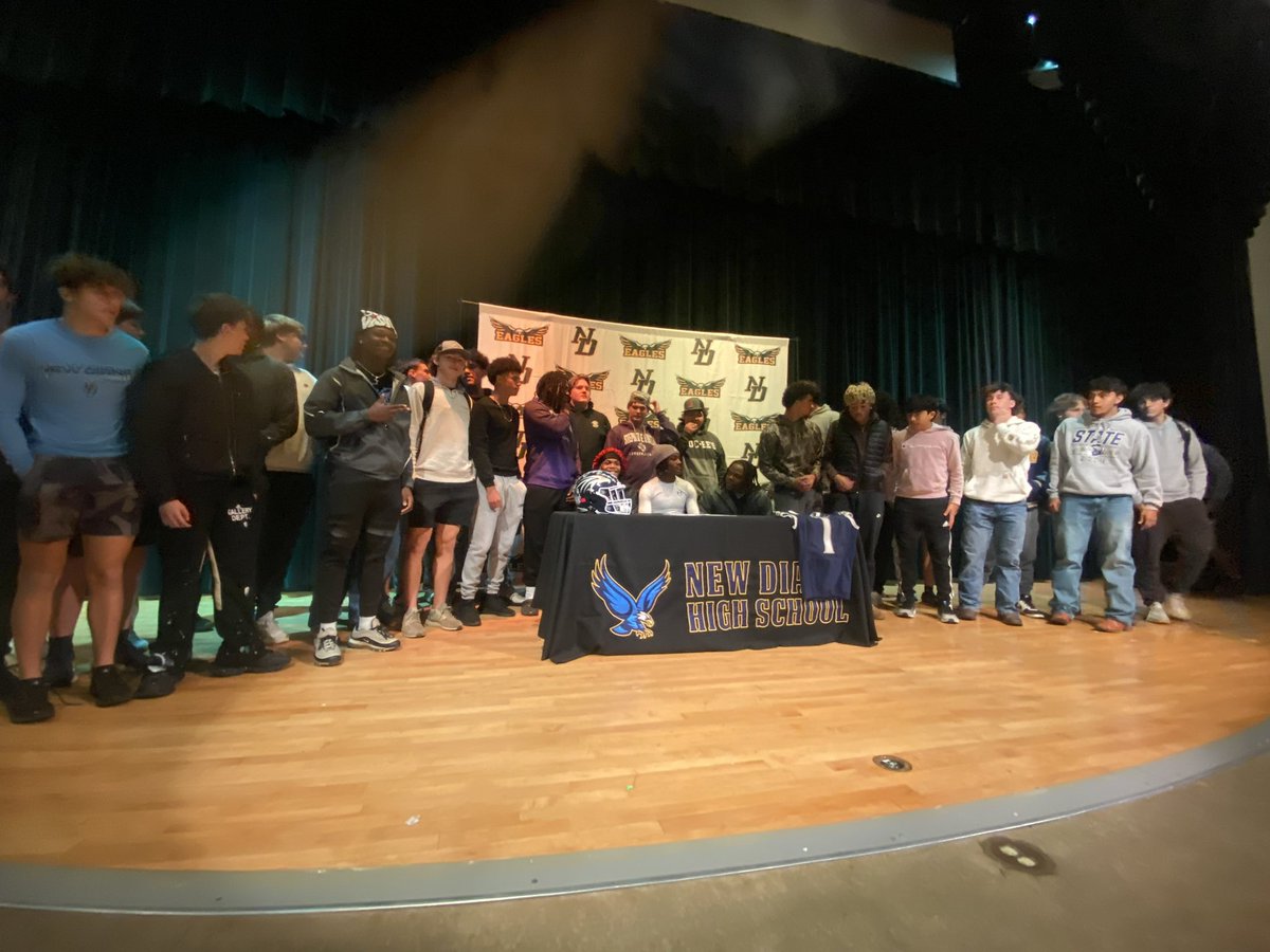 jdcontekltv's tweet photo. ICYMI: New Diana’s Jaiydyn Johnson
signed with #SFA.  The district MVP and star return man averaged 200 all purpose yards per game. Coach Pitts, who saw lots of talent in his time at Tyler Legacy, called it an absolute steal for the Jacks #txhsfb @THEKyleOwens https://t.co/Gkv2Ld2z8J