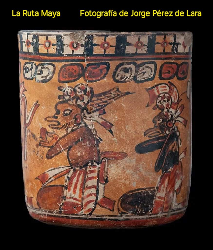 CyLMaya_Tw's tweet photo. 🏺 Vaso con escena mitológicas con cinco figuras antropomorfas con rostros de pájaros y monos.
⌛️ Clásico Tardío (650-900 d.C.)
🗺 Alta Verapaz
🏛 No.16.2.5.372 Fundación La Ruta Maya, Guatemala.
📷 Jorge Pérez de Lara
🌐🔗 https://t.co/Sz53RJWuwY https://t.co/BN0YMQNVEU