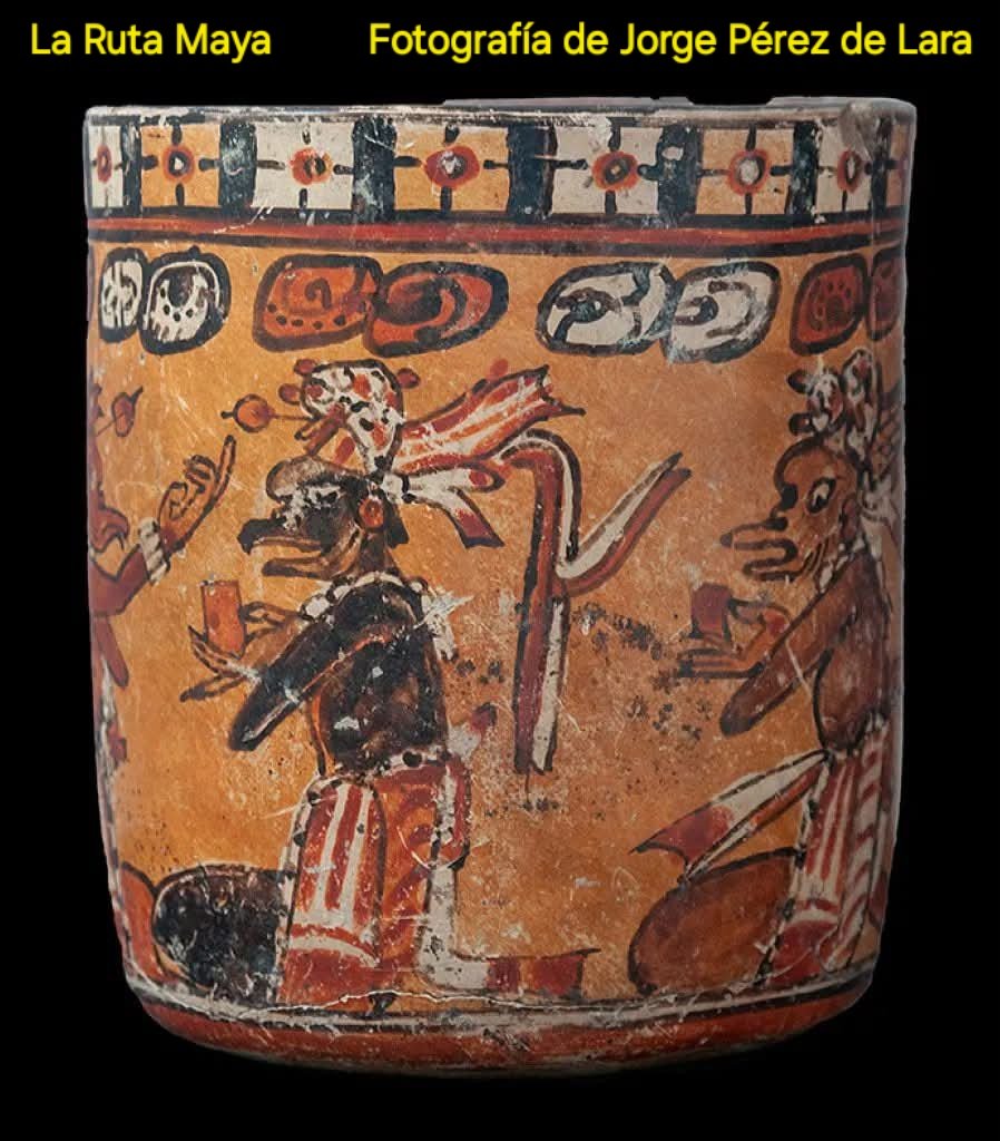 🏺 Vaso con escena mitológicas con cinco figuras antropomorfas con rostros de pájaros y monos.
⌛️ Clásico Tardío (650-900 d.C.)
🗺 Alta Verapaz
🏛 No.16.2.5.372 Fundación La Ruta Maya, Guatemala.
📷 Jorge Pérez de Lara
🌐🔗 larutamaya.com.gt/coleccion/vasi…