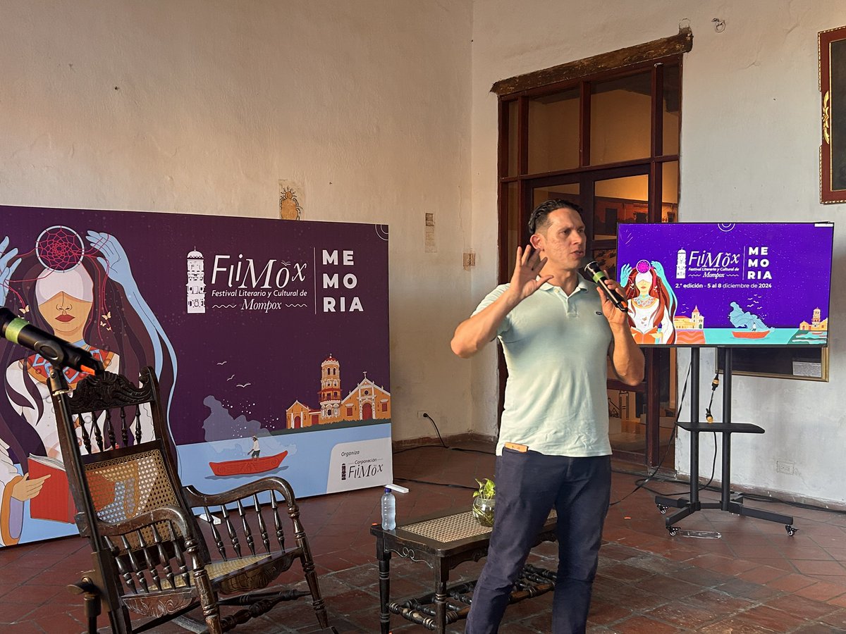 flimox_festival's tweet photo. 🗣️ En estos momentos en #FliMox:
Mauricio Vanegas dice que la primera sílaba en pronunciar es “da” y la segunda es “ma”.
✨ Reflexiones sobre el lenguaje y la humanidad. 📚 https://t.co/U13K19vGNO