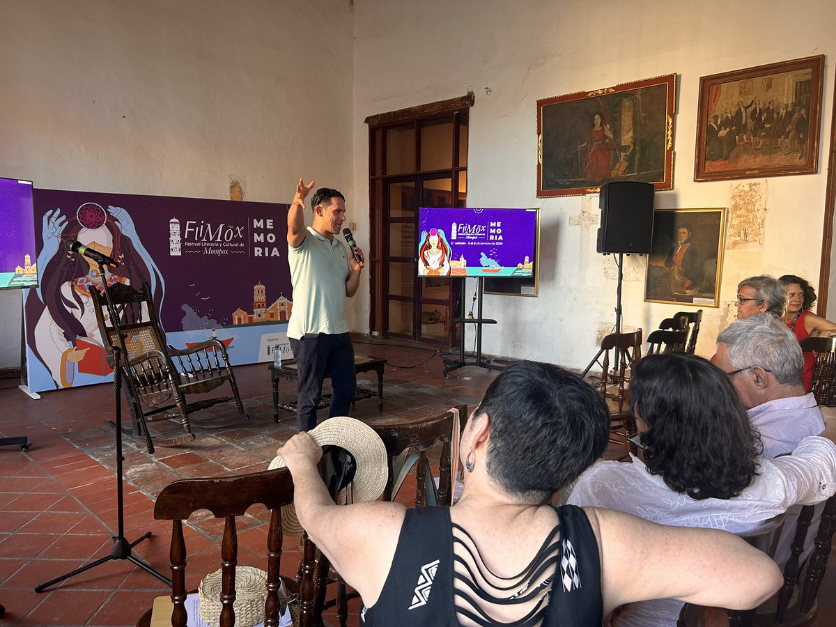 flimox_festival's tweet photo. 🗣️ En estos momentos en #FliMox:
Mauricio Vanegas dice que la primera sílaba en pronunciar es “da” y la segunda es “ma”.
✨ Reflexiones sobre el lenguaje y la humanidad. 📚 https://t.co/U13K19vGNO