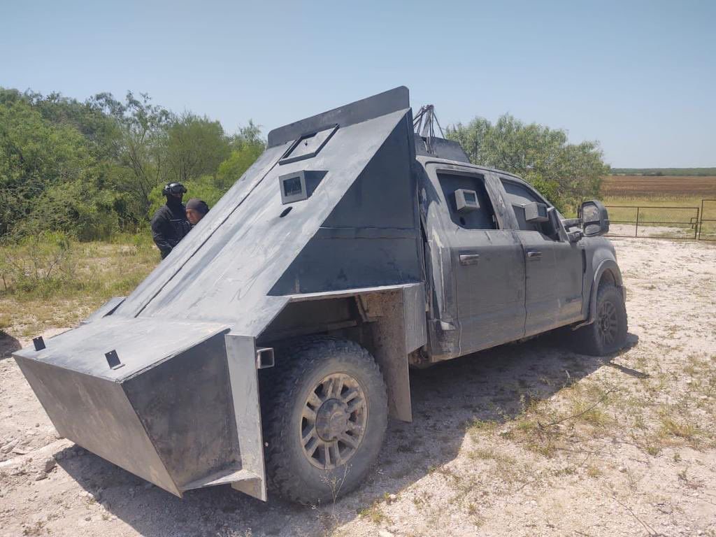 FuriaNegra77's tweet photo. Civiles armados se enfrentaron a balazos en poblado Los Guerra en los límites entre Tamaulipas y Nuevo León. Los blindados cuentan con las características de los utilizados en #Reynosa. Arde el triángulo entre #GeneralTreviño #DrCoss #LosAldamas #Mier y #MiguelAleman https://t.co/AWpuiAuJLP