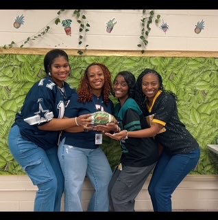 sm_washington08's tweet photo. 12 Days until Winter Break and everyday thereβs some type of activity and/or treat for staff to enjoy! #TeamPics #TheSpringerWay π¦#WinterBreak https://t.co/BajI7cVLki