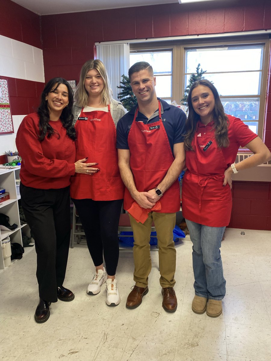 RobertMilmore's tweet photo. Today is one of our favorite days of the year! We spent the morning volunteering at Mountain Post Santa’s Workshop on Fort Carson, and it’s something we look forward to all year long.
#firstcommand #colorado #coloradosprings #pikespeak #fortcarson #army #volunteer #merrychristmas https://t.co/vQXI40DMeJ