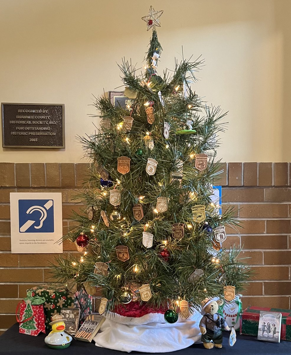BRVB_NHP's tweet photo. Santa's elves at Brown v. Board of Education NHP have been decorating our Junior Ranger holiday tree! Many thanks to the National Park Service units who contributed badges. Stop in for a free tour on Tuesday-Saturday from 9 a.m. to 5 p.m. Happy Holidays!

#NPS #BRVB https://t.co/CPEgM5EQ4w
