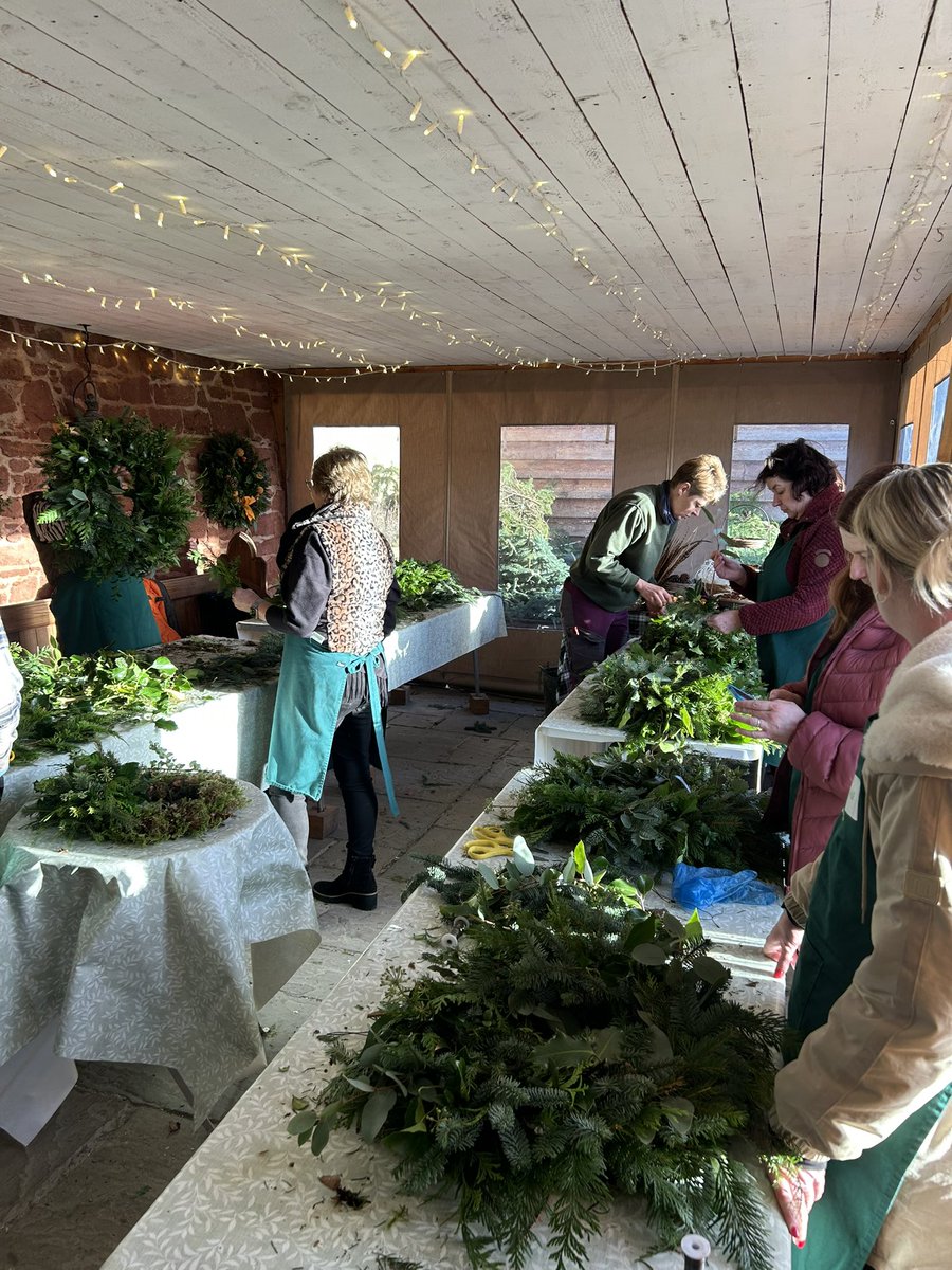 4 days of wreath making begins 🌿💚