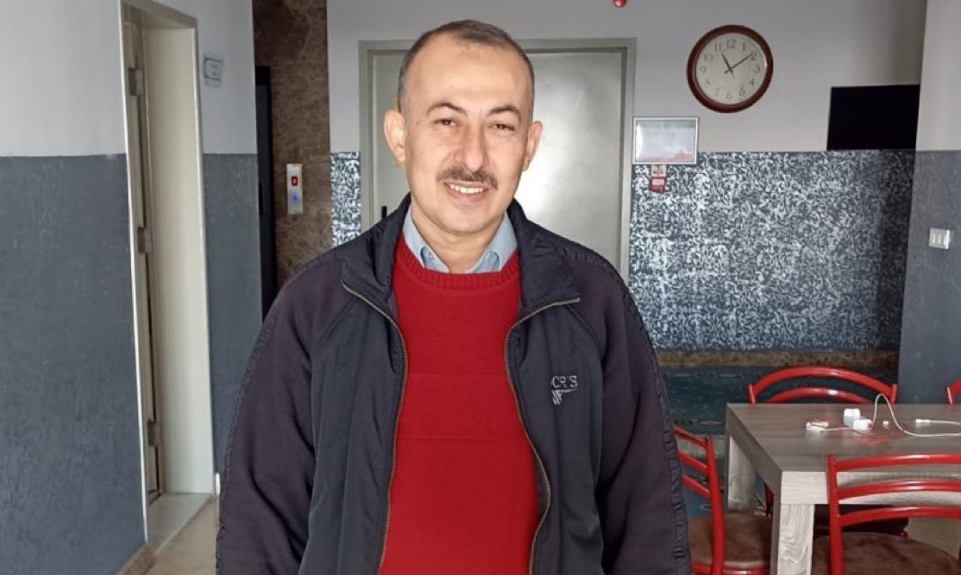 ASUDEKDN's tweet photo. KHK'LI ÖĞRETMENE İŞKENCE YAPANLAR YARGILANIYOR

Antalya Emniyeti'nde işkence gördüğü Anayasa Mahkemesi tarafından belgelenen KHK'lı öğretmen Eyüp Birinci'ye işkence yapan emniyet görevlileri ve darp raporu vermeyen doktor yarın hakim karşısına çıkacak. https://t.co/HZbRKmPv6y