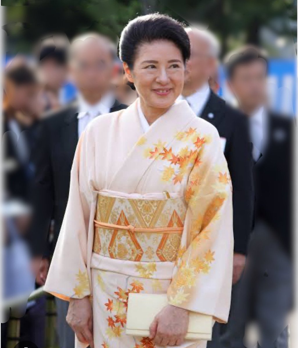 adoyi_m05's tweet photo. 皇后陛下の真似しておいたらコーディネート大丈夫〜✨って勘違いしているヒト

似たようなデザインでも中身の人の差でこうも素敵さが違うとは🙄

#秋篠宮家に皇統を移してはいけない 
#秋篠宮家に会計監査を https://t.co/VUViIjQcwV