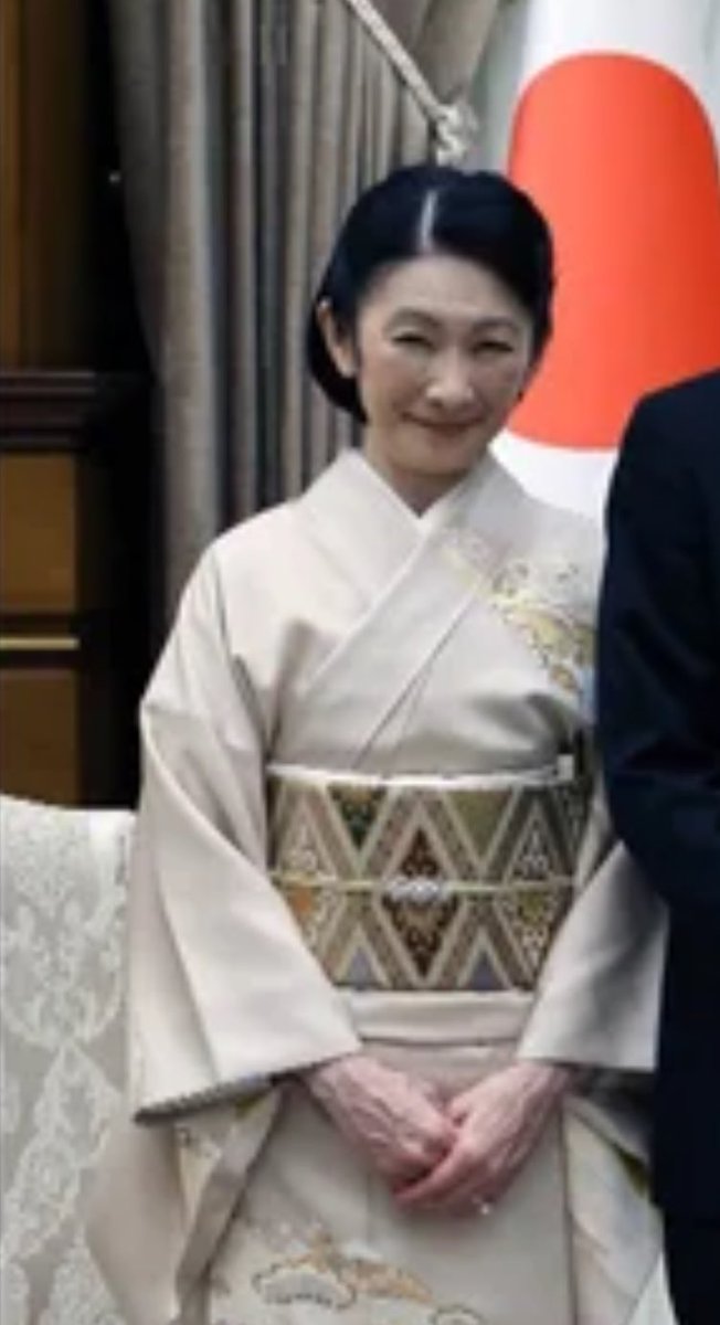 adoyi_m05's tweet photo. 皇后陛下の真似しておいたらコーディネート大丈夫〜✨って勘違いしているヒト

似たようなデザインでも中身の人の差でこうも素敵さが違うとは🙄

#秋篠宮家に皇統を移してはいけない 
#秋篠宮家に会計監査を https://t.co/VUViIjQcwV