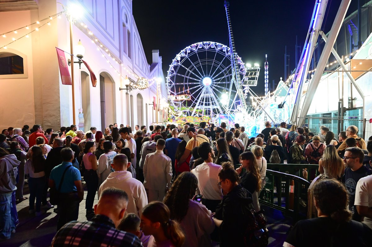 🎄Las Palmas de Gran Canaria ya ha abierto su centro neurálgico navideño del Parque Santa Catalina con un mercado🛍️, una feria 🎡y una pista de patinaje⛸️

📸Toni Hernández