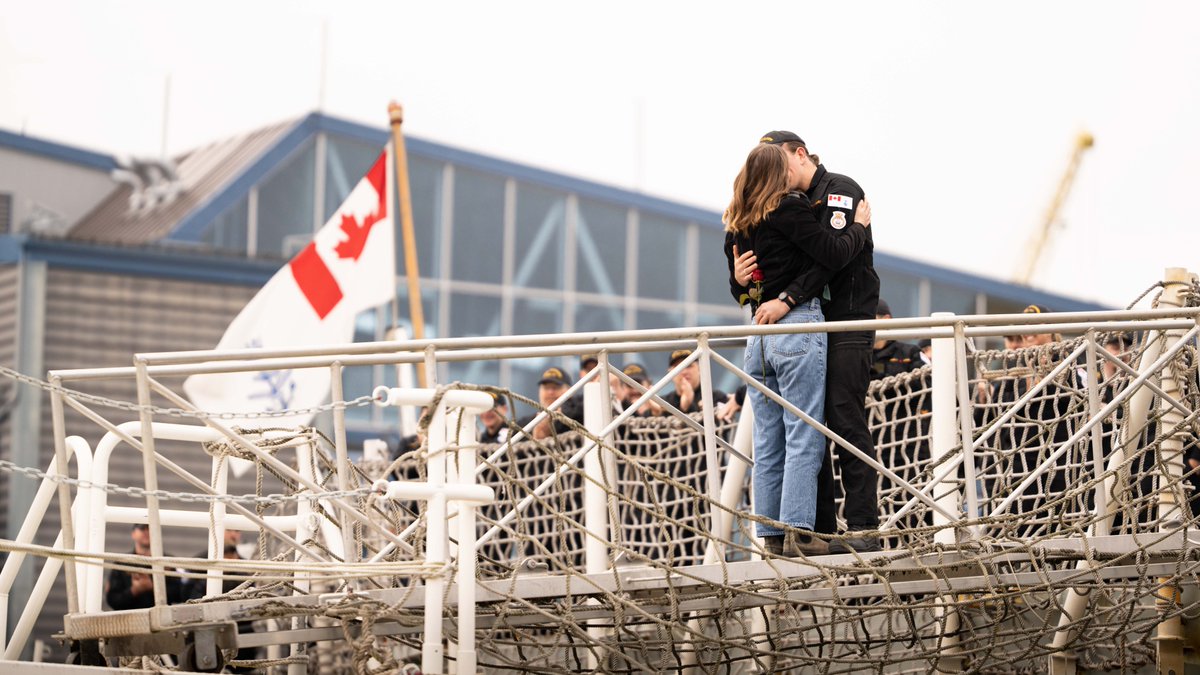 RoyalCanNavy's tweet photo. On December 5, #HMCSVancouver returned home, following a successful six-month deployment under #OpHorizon and #OpNeon. Nearly 240 sailors and aircrew were greeted by friends, family and VIPs after 184 days away. Bravo Zulu! #HelpLeadFight https://t.co/NliHyXPrly