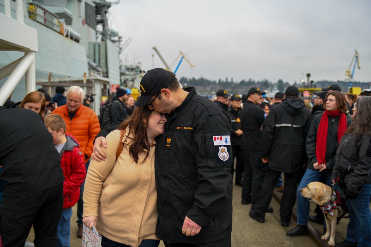 RoyalCanNavy's tweet photo. On December 5, #HMCSVancouver returned home, following a successful six-month deployment under #OpHorizon and #OpNeon. Nearly 240 sailors and aircrew were greeted by friends, family and VIPs after 184 days away. Bravo Zulu! #HelpLeadFight https://t.co/NliHyXPrly