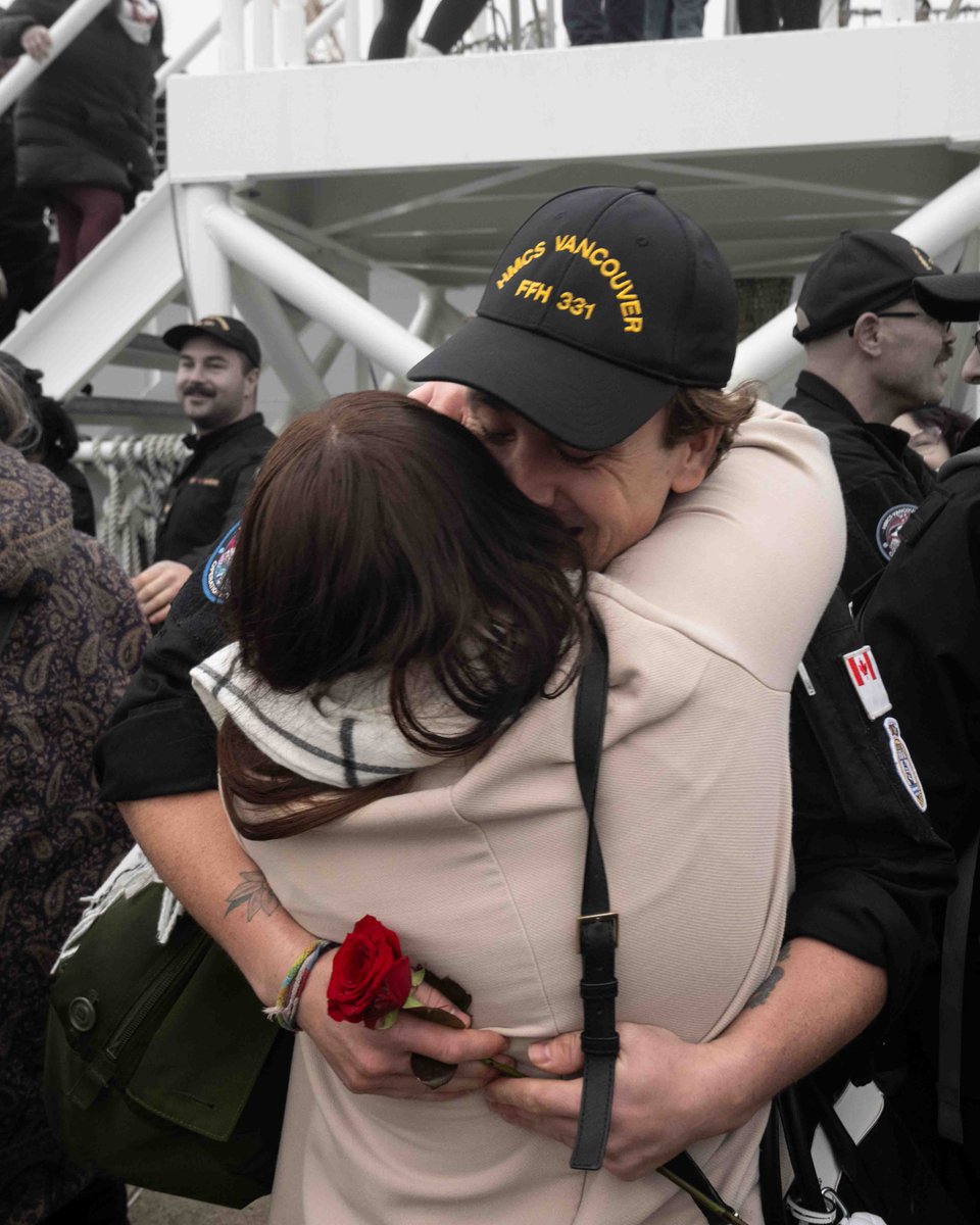 RoyalCanNavy's tweet photo. On December 5, #HMCSVancouver returned home, following a successful six-month deployment under #OpHorizon and #OpNeon. Nearly 240 sailors and aircrew were greeted by friends, family and VIPs after 184 days away. Bravo Zulu! #HelpLeadFight https://t.co/NliHyXPrly