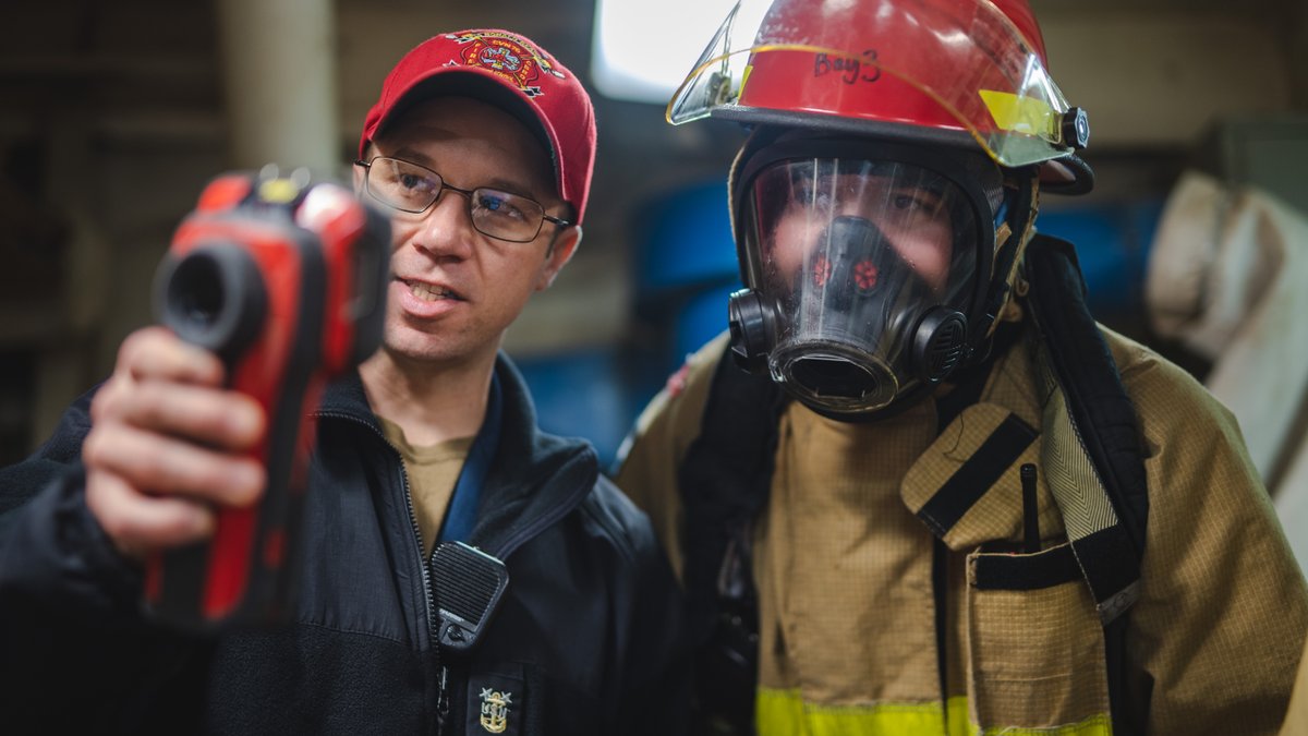 #USNavyPhotosoftheDay:

1️⃣ <a href="/USSHARRYSTRUMAN/">USS Harry S. Truman (CVN 75)</a> #FLTOPS in Med
2️⃣ Sailors handle cargo during <a href="/CVN_72/">USS Abraham Lincoln</a> #UNREP in Philippine Sea
3️⃣ <a href="/USMC/">U.S. Marines</a> #VMA223 #FLTOPS aboard #USSIwoJima #LHD7 in Atlantic Ocean
4️⃣ DC training aboard #USSRonaldReagan #CVN76 in Pacific Ocean
👉 dvidshub.net/r/uw5gq2