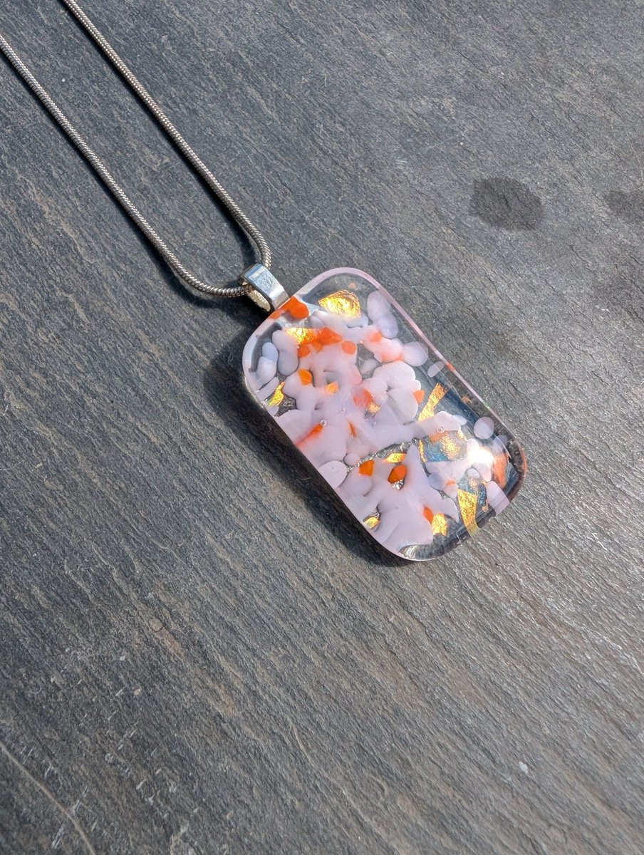 Samphireglass's tweet photo. A stunning pink, orange and shimmering gold dichroic glass and fused glass necklace. Wonderful handcrafted pendant.
#xmasgifts #etsy #giftideaa #shopindie #xmas #earlybiz
https://t.co/zLoJaUq5hq https://t.co/aLAJLPAapq