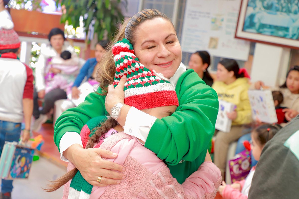 GobBoyaca's tweet photo. Gracias al compromiso de nuestra gestora social, @DanielaAssisF, el acompañamiento de la @SecTICBoyaca, y al apoyo de la @FTMovistarCo, esta campaña es más que obsequios: es una cosecha de sonrisas, esperanza y amor que fortalece el espíritu de la Navidad 🎄. https://t.co/QoI3d5eulM