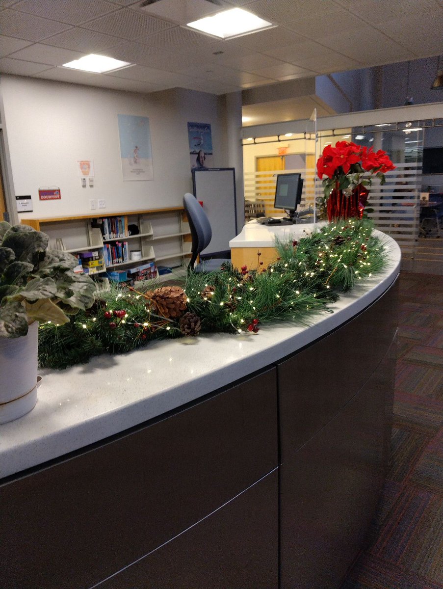sbulibraries's tweet photo. Our Southampton library is all decked out to help celebrate tonight's windmill lighting! If you're out east, stop by and join in the festivities.

#WindmillLighting #SBULibraries #SBUSouthampton @StonyBrookU @StonyBrookMFA @SoMAS https://t.co/mywwccJTBl